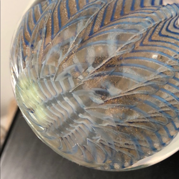 HAND BLOWN PAPERWEIGHT BLUE RIBBON/ GOLD METALLIC - Picture 5 of 8